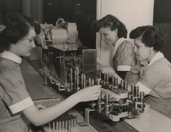 Avon dolgozók dolgoznak a futószalagon, 1950-es évek